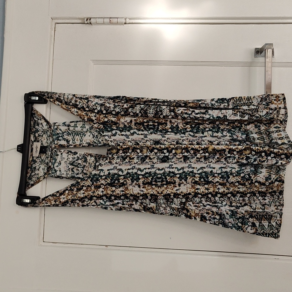 Daytrip patterened button down sleeveless blouse with keyhole back